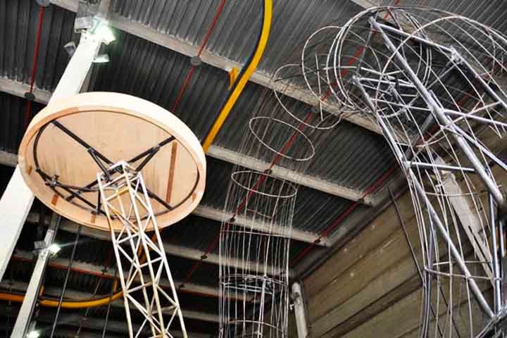 Esse sistema ainda inclui a frenagem, composta por discos, pastilhas e cilindros de freio, que trabalham juntos para garantir que o carro consiga parar tranquilamente em caso de emergência.