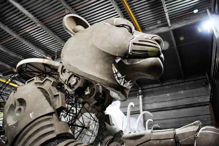 Além de criarem as estruturas dinâmicas, os ferreiros de Parintins, no Amazonas, trabalham nos desfiles do Rio de Janeiro. Eles vão dentro dos carros, escondidos, mexendo as peças que conferem movimento às alegorias e às esculturas. 