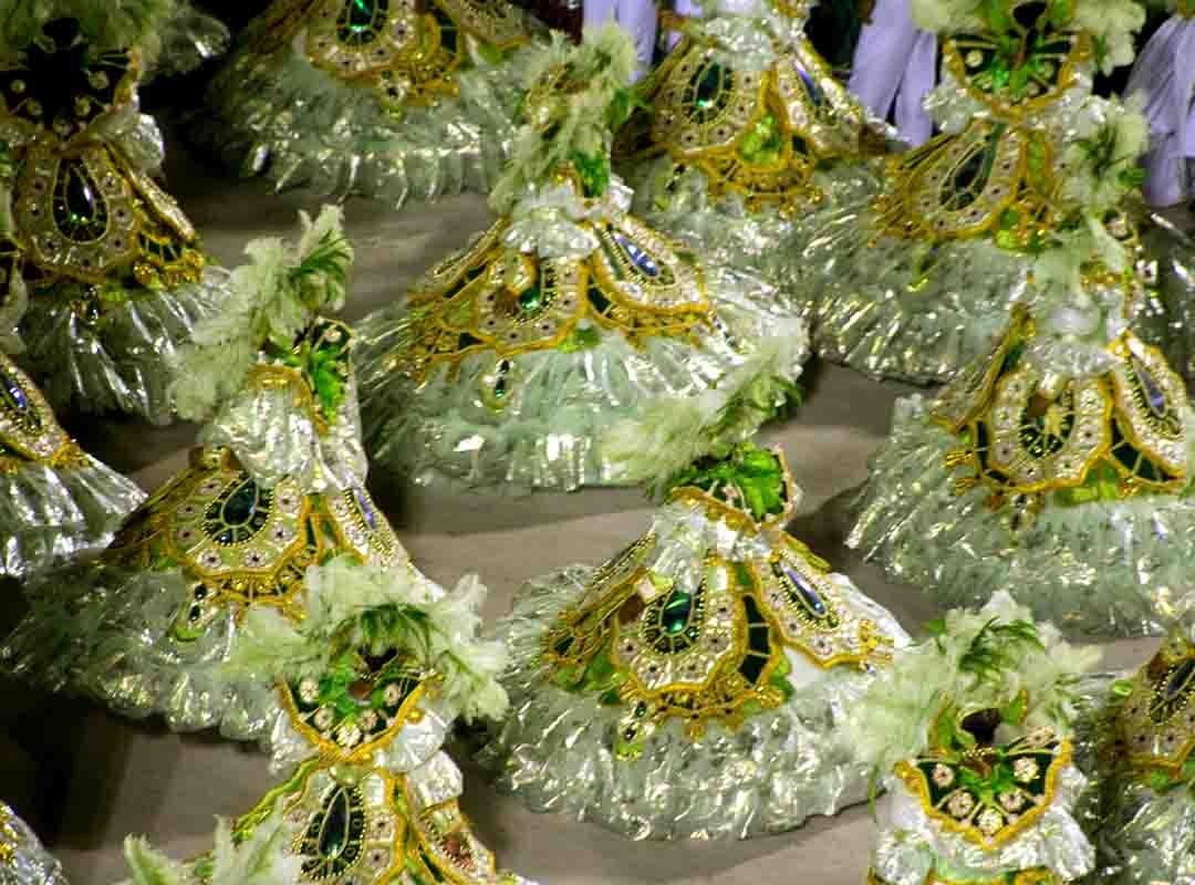 A confecção das roupas das baianas tornou-se uma indústria do carnaval que é uma das maiores fontes de emprego tanto para os componentes das escolas como para os profissionais contratados pelas escolas. A confecção de fantasias e alegorias gera empregos nos barracões das agremiações.
