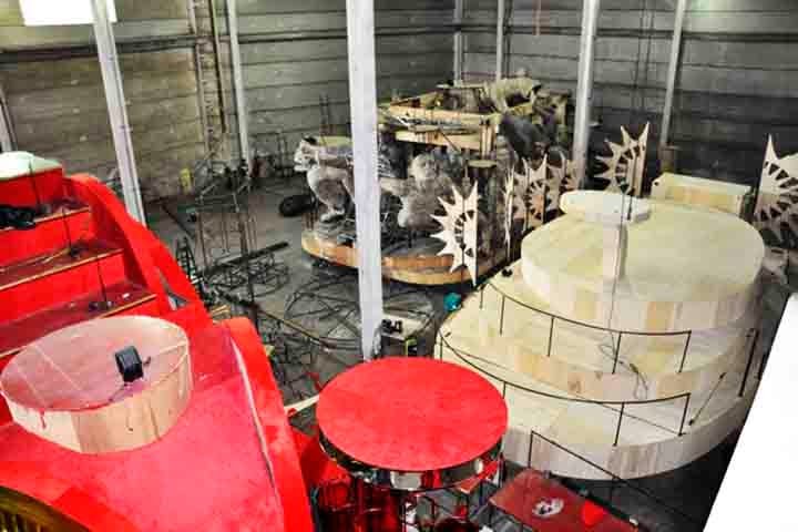 O foco é na avaliação de peso, largura, altura e estrutura, visando a segurança de cada desfilante. A engenharia é construída com chassis de veículos de grande porte, como caminhões e ônibus, podendo ter até três eixos de rodagem.