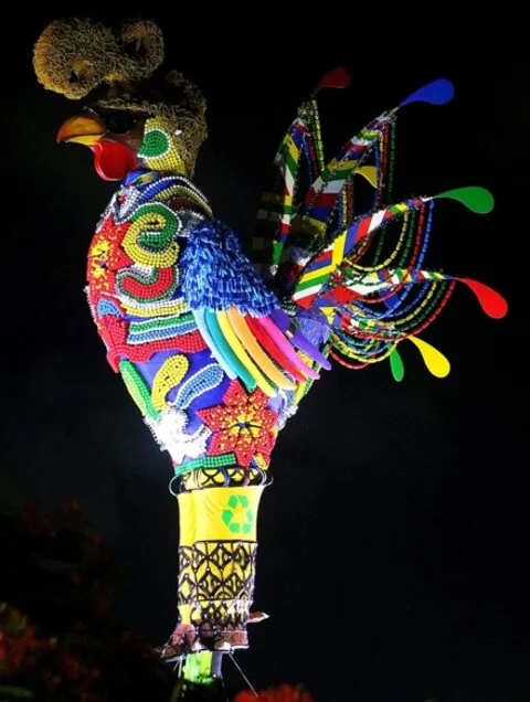 Subida do Galo Gigante anuncia a chegada do Carnaval do Recife - Reprodução/Instagram do Galo da Madrugada