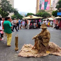 Caminhar pela Feira Hippie e observar as estátuas vivas são possibilidades para o domingo