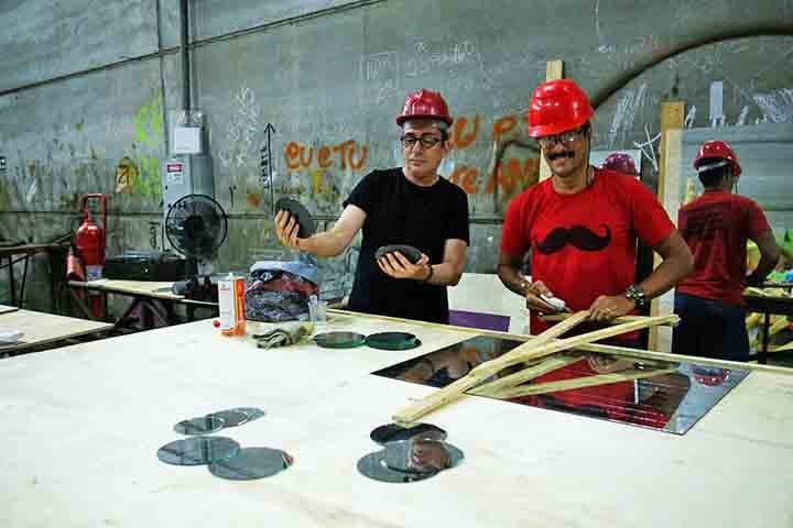 É o processo de forração e pintura da madeira para dar as cores e estampas que a alegoria precisa. Um dos fatores mais importantes é a iluminação, que dá vida aos cenários e agora ganha um contraste com as luzes cênicas do próprio Sambódromo. 