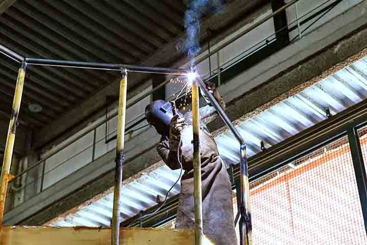 Outro ponto é a questão da direção, que necessita ter um controle impecável para permitir que o motorista ajuste o rumo do chassi. Atualmente, os carros são motorizados, algo que era proibido nos anos 1990, com os famosos empurradores. 