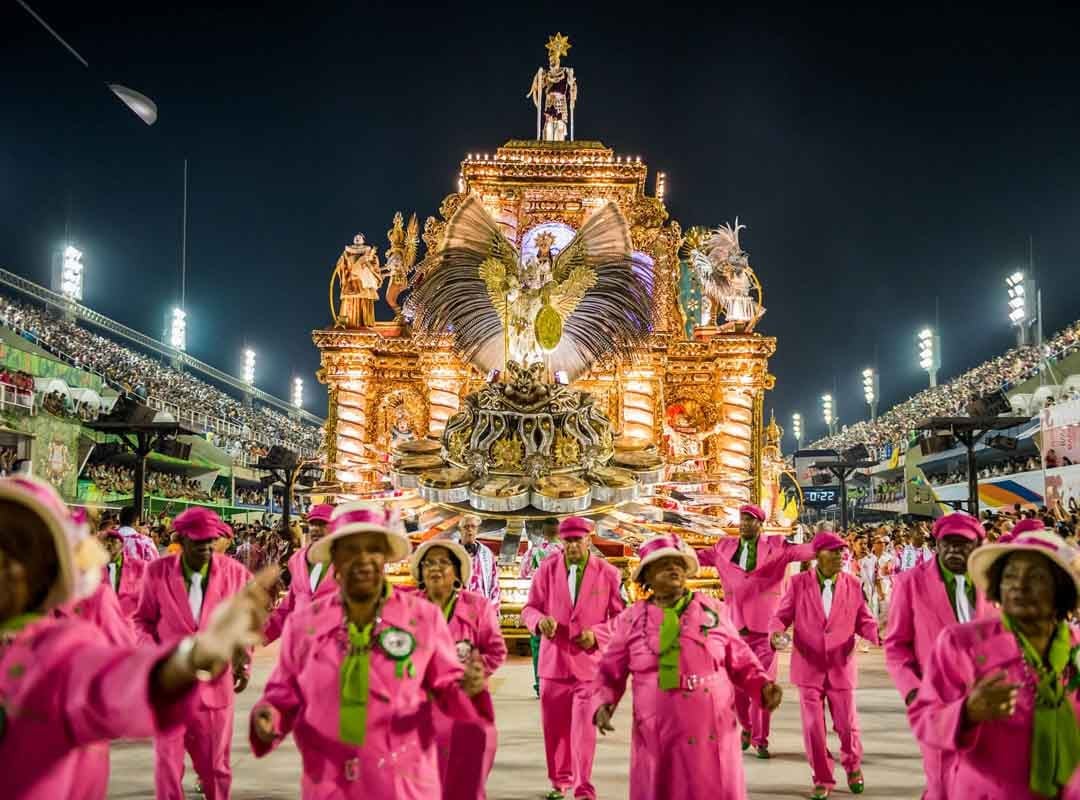 As agremiações devem colocar dispositivos (ganchos ou similares) e nas alegorias com avancê na sua parte frontal para possibilitar a sua imediata retirada por carros-guincho ou qualquer outro tipo de viatura apropriada.