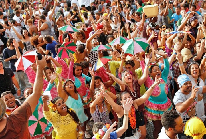 O frevo é uma música ligeira, feita para o Carnaval para proporcionar mais animação nos folguedos, e é uma fusão de gêneros como marcha, maxixe, dobrado e polca, com a dança influenciada pela capoeira.