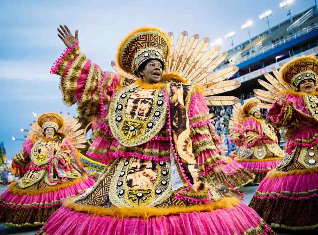 As escolas de samba são a principal vitrine cultural e turística do carnaval brasileiro. Elas nasceram a partir do rancho carnavalesco. Em 1893, foi criado o 