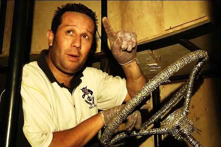 Normalmente, ele é composto por uma coluna, caixa e barra de direção, que trabalham juntas para transmitir as informações do volante para as rodas.