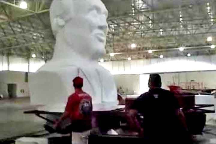 No último andar dos barracões da cidade do samba, os escultores começam o trabalho de acordo com os croquis. Por lá, são talhadas esculturas que irão preencher as alegorias e impressionar tanto os jurados quanto o público presente no desfile. 