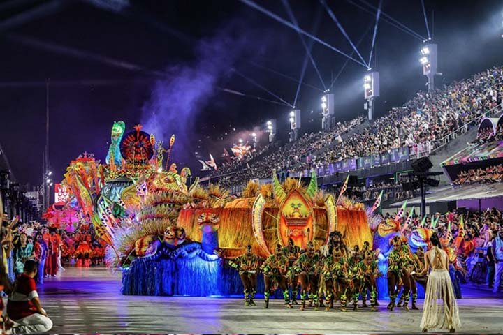 Outra mudança também inédita é que as notas dos julgadores passarão a ser fechadas ao final de cada dia. Veja, então, a ordem dos desfiles. 