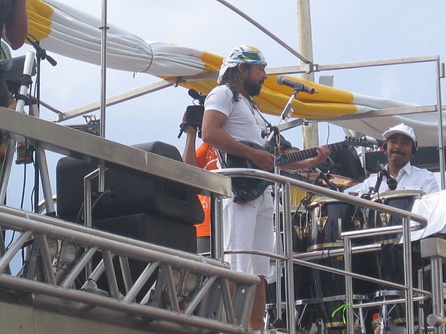 Outro ritmo que contagia os foliões no Carnaval e que consegue fazer sucesso também o ano inteiro é o Axé.
