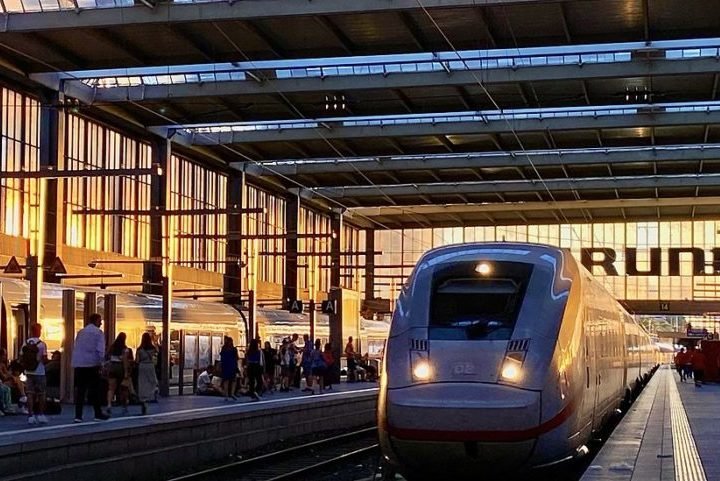 O transporte pÃºblico de Munique Ã© conhecido por ser eficiente e abrangente, com uma extensa rede de metrÃŽ (U-Bahn), trens suburbanos (S-Bahn), bondes e ÃŽnibus.