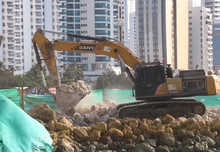 Nos últimos anos, as autoridades locais estão construindo um quebra-mar para reduzir o impacto das ondas. Segundo a prefeitura, cerca 80% dos bairros estariam em risco de inundação se não fosse por essa medida.