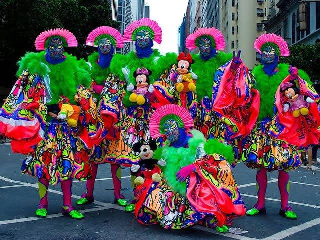 Ela citou o Mela-Mela, em cidades nordestinas, como Beberibe e Camocim (CE); os Caretas, em Guiratinga (MT) e os tradicionais Bate-bolas dos subúrbios cariocas (foto) como exemplos de manifestações culturais importantes.