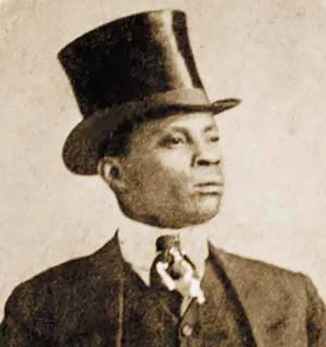 A primeira personificação do Rei Momo no Brasil é de 1910 em uma opereta de Benjamin de Oliveira, conhecido como o primeiro palhaço negro do país, no Circo Spinelli. 