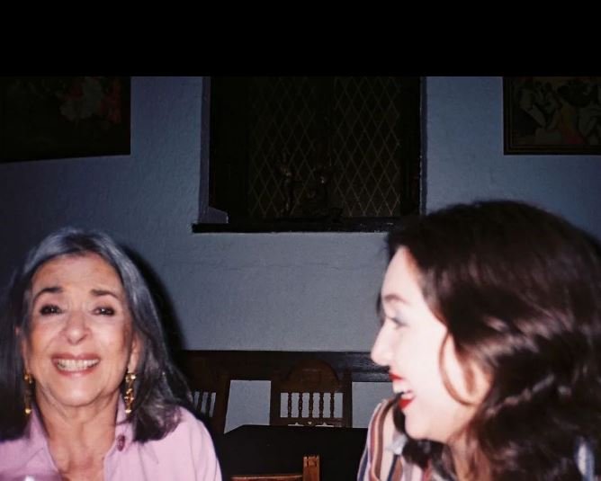 Alexandra fez a publicação em reação a uma foto da mãe com a neta, Giulia Marzo Butler, hoje com 22 anos, no Festival de Cinema do Rio. 