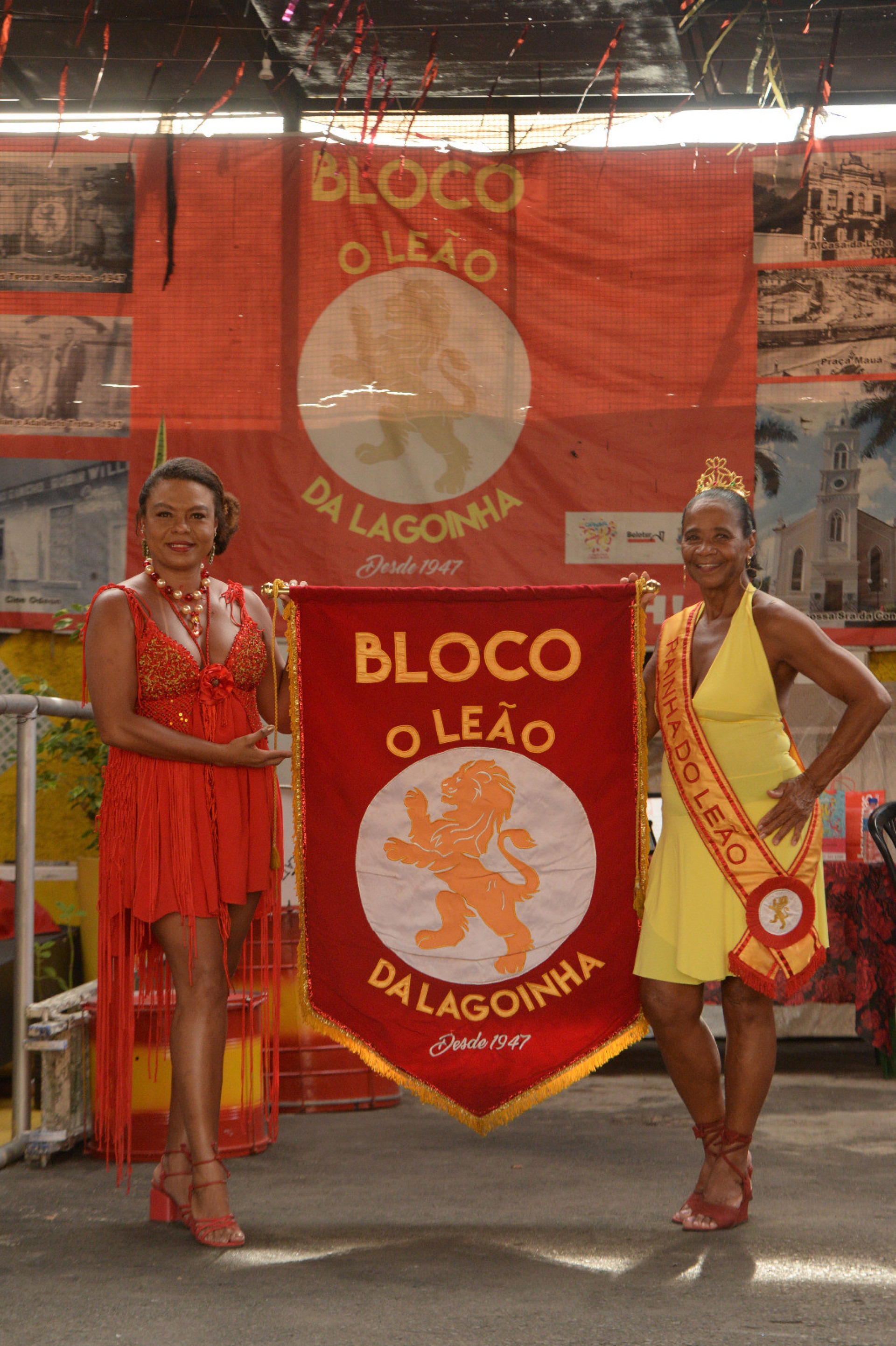 Eduisa Rodrigues, porta-estandarte, e Adelia Mendes, rainha do bloco O Leão da Lagoinha, o mais antigo de Belo Horizonte, fundado em 1947-Túlio Santos/EM/D.A Press