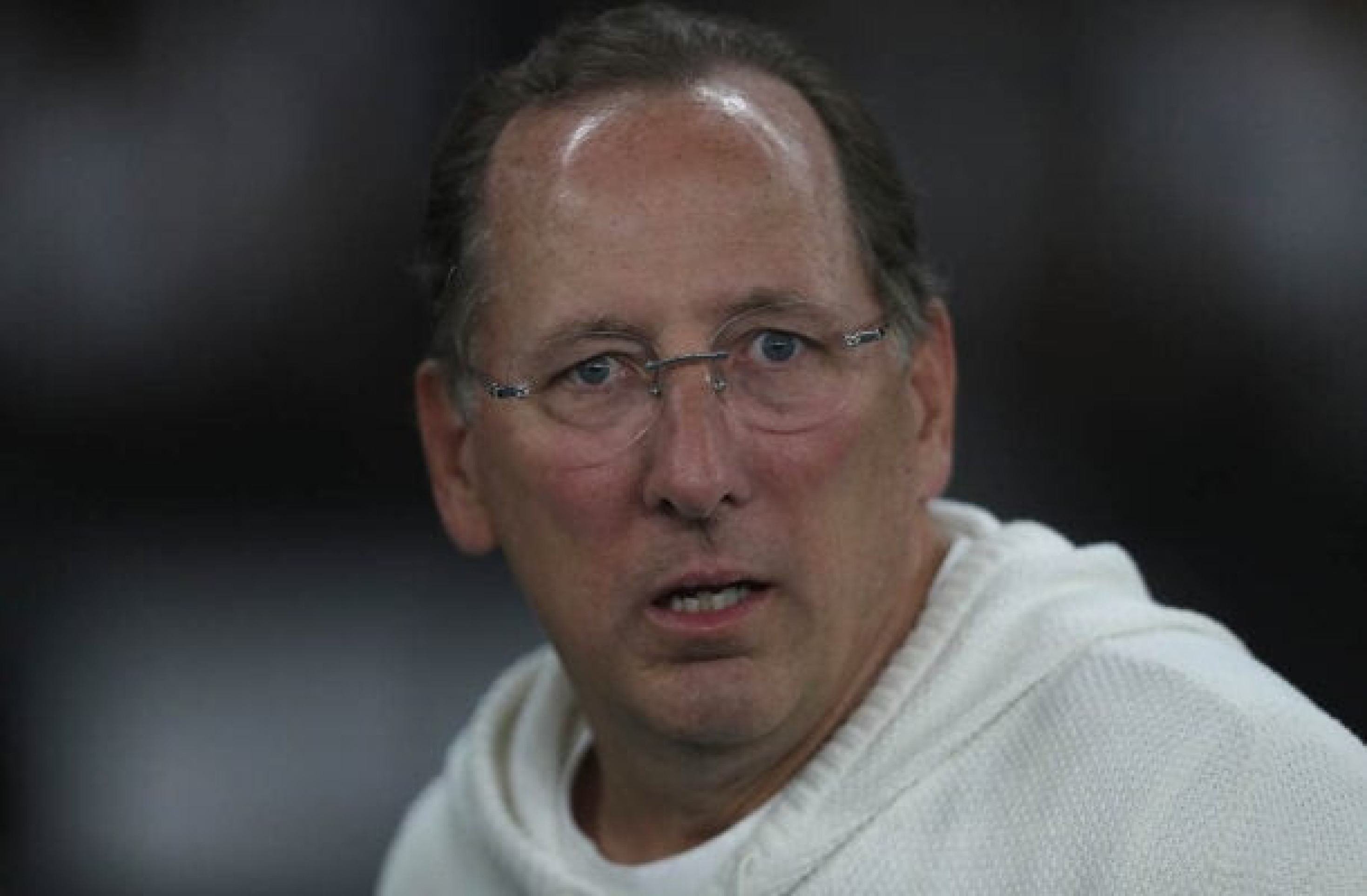 Torcedor do Botafogo pega medalha jogada por John Textor: ‘Só quer saber do Lyon’