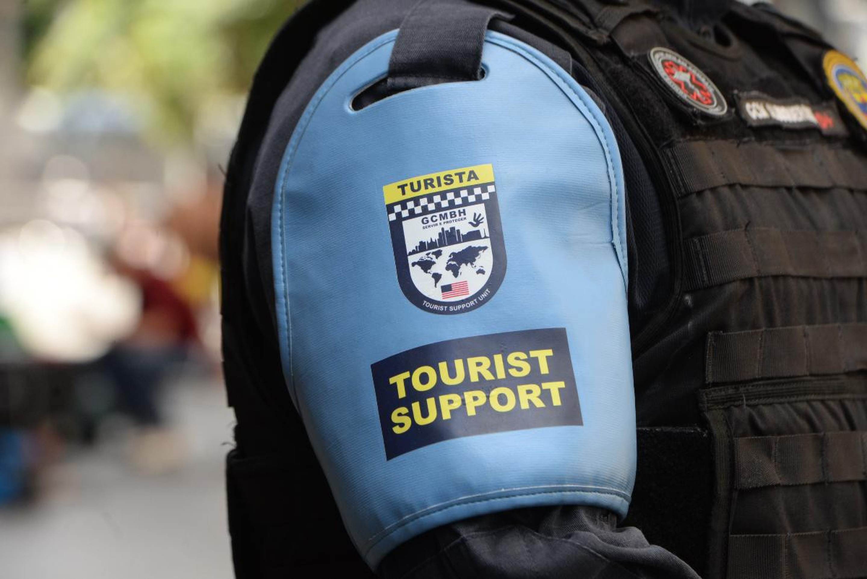 Grupamento de Apoio ao Turista pode ser identificados pelo braçal azul com a inscrição 