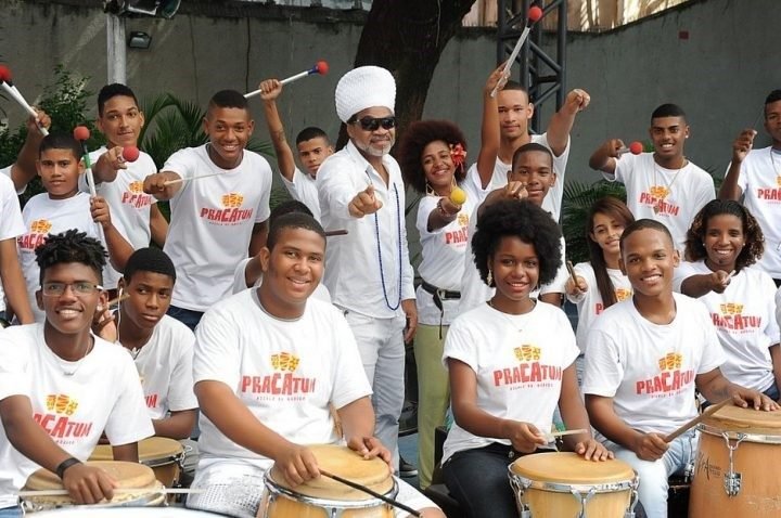 Entre cantores de axé de sucesso, estão Gilberto Gil, Carlinhos Brown, Olodum, Luiz Caldas, Daniela Mercury, Cheiro de Amor, Ivete Sangalo, Banda Mel, Claudia Leitte, Margareth Menezes, Asa de Águia e Chiclete com Banana.
