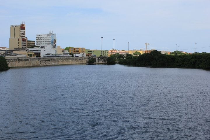 Segundo o o cientista ambiental canadense Marko Tosic, o aumento no nível do mar na área costeira de Cartagena se deve a dois fatores: fragilidade da cidade ao aquecimento global e a presença de 