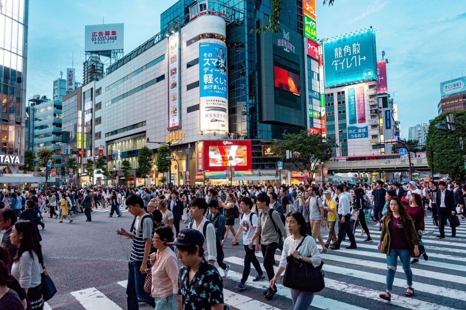 Quarta maior economia do mundo atualmente, o JapÃ£o vÃª a expectativa de vida aumentar constantemente acompanhada de uma queda acentuada na taxa de natalidade. 
