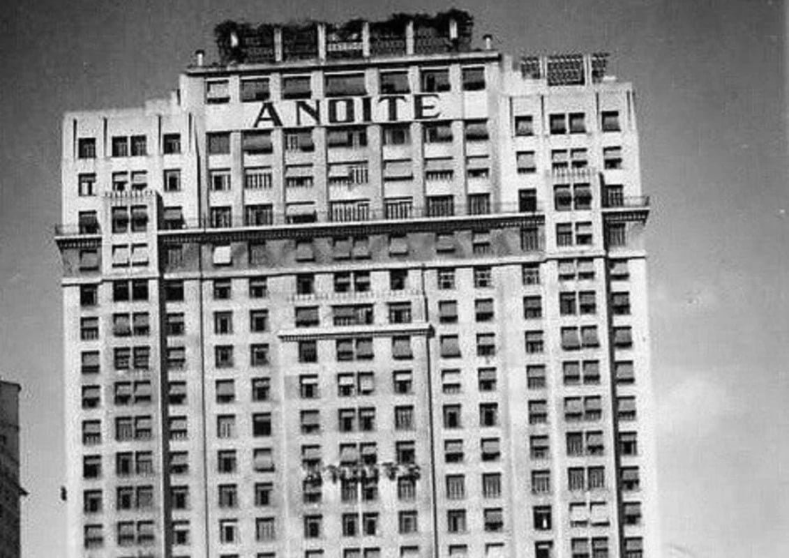 Em 1933, um grupo de jornalistas do periódico A Noite, do Rio de Janeiro, criou um boneco de papelão para desfilar pela então capital da República e, ao fim, ser colocado em um trono a liderar a folia. Eles o chamaram de Rei Momo I e Único. 