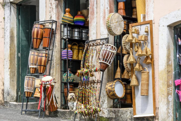 Por conta disso, a cidade celebra suas raízes africanas por meio da música, dança e tradições carnavalescas.-freepik wirestock