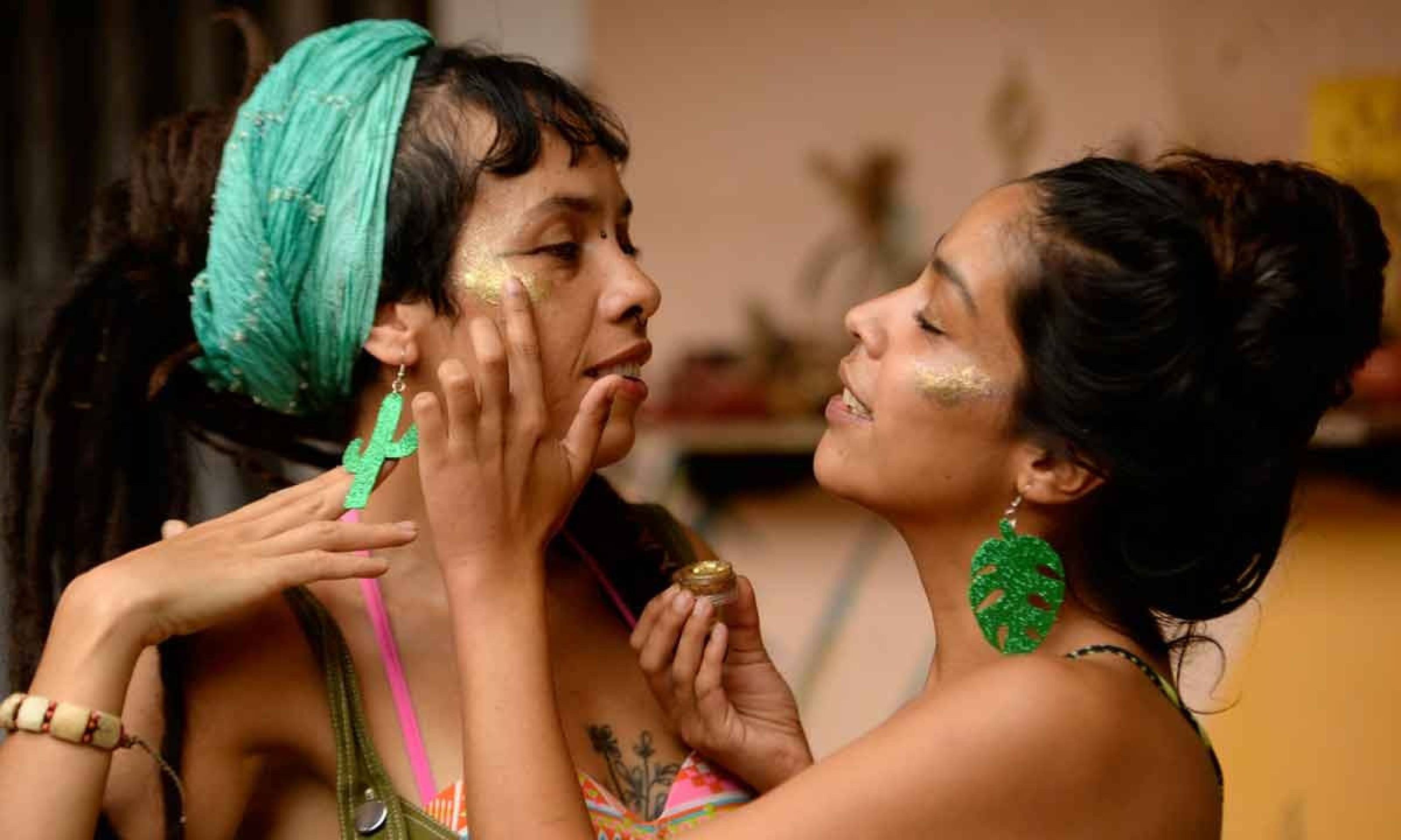 O glitter, clássico do carnaval, deve ser usado com cautela-Túlio Santos/ EM/ D.A Press