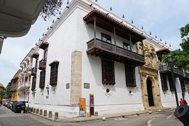O centro histórico de Cartagena também abriga muitas das principais atrações turísticas da cidade, como o Palacio de la Inquisición (foto), o Castelo de San Felipe de Barajas e as Muralhas de Cartagena.