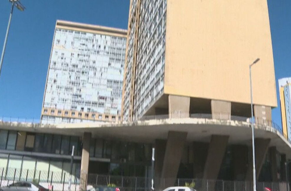 Uma moradora de um prédio em Belo Horizonte, Minas Gerais, ficou irritada ao saber que a administração do edifício exigiu pagamento do condomínio exclusivamente em dinheiro. Ela decidiu, então, protestar. -Reprodução TV Globo
