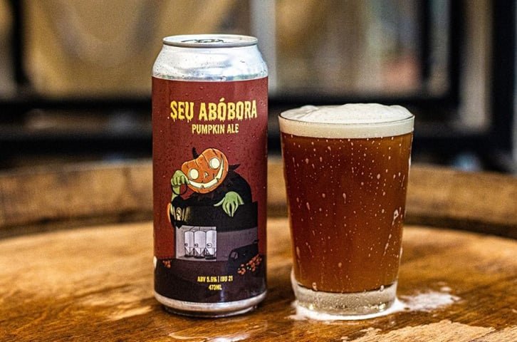 Cerveja de abóbora - Seu Abóbora Pumpkin Ale - Leva dois tipos de abóbora: moranga e japonesa. E recebe adições de canela, cravo e gengibre. Cerveja sazonal, produzida principalmente na época do Halloween (Dia das Bruxas), em outubro. 