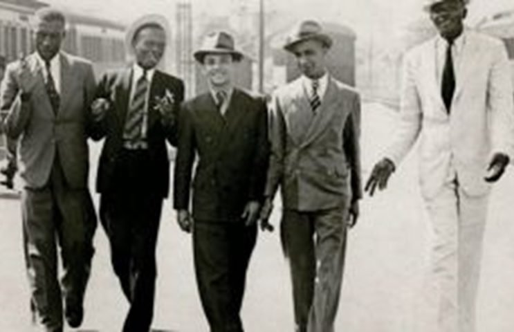 O samba atual se originou na década de 1920, nasceu no bairro do Estácio e logo se estendeu a Oswaldo Cruz, Madureira e outras partes da cidade através de seus ramais ferroviários.