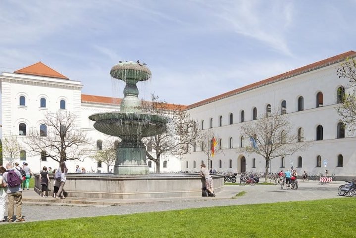 AlÃ©m disso, Munique tambÃ©m Ã© uma cidade que investe na educaÃ§Ã£o, com vÃ¡rias instituiÃ§Ãµes de ensino superior de renome, como a Universidade Ludwig Maximilian (foto) e a Universidade TÃ©cnica de Munique, que atraem estudantes do mundo todo.