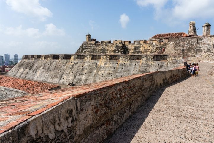A cidade era um alvo frequente de ataques de piratas, o que levou à construção de uma extensa muralha que a rodeia até hoje.