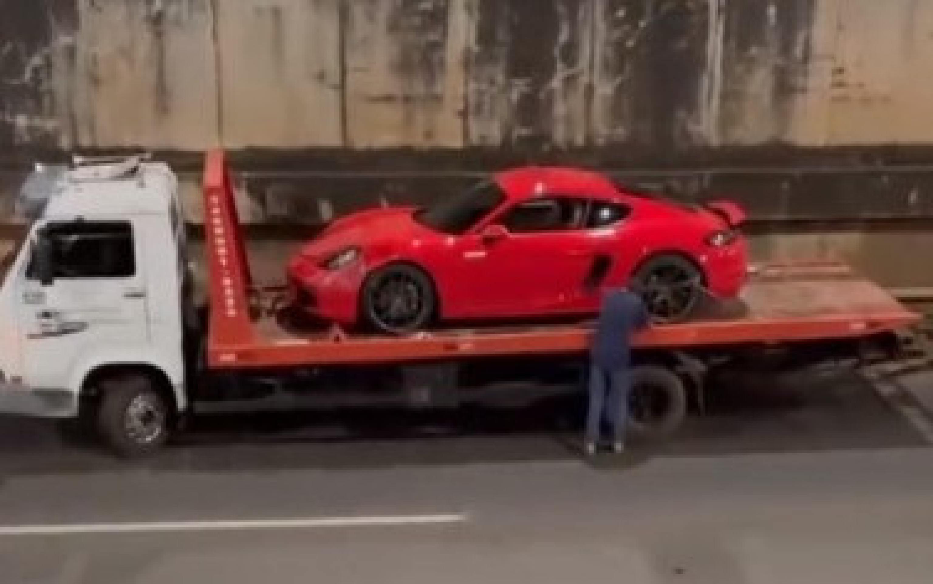 Motorista foge da polícia, bate Porsche e acaba preso em Minas