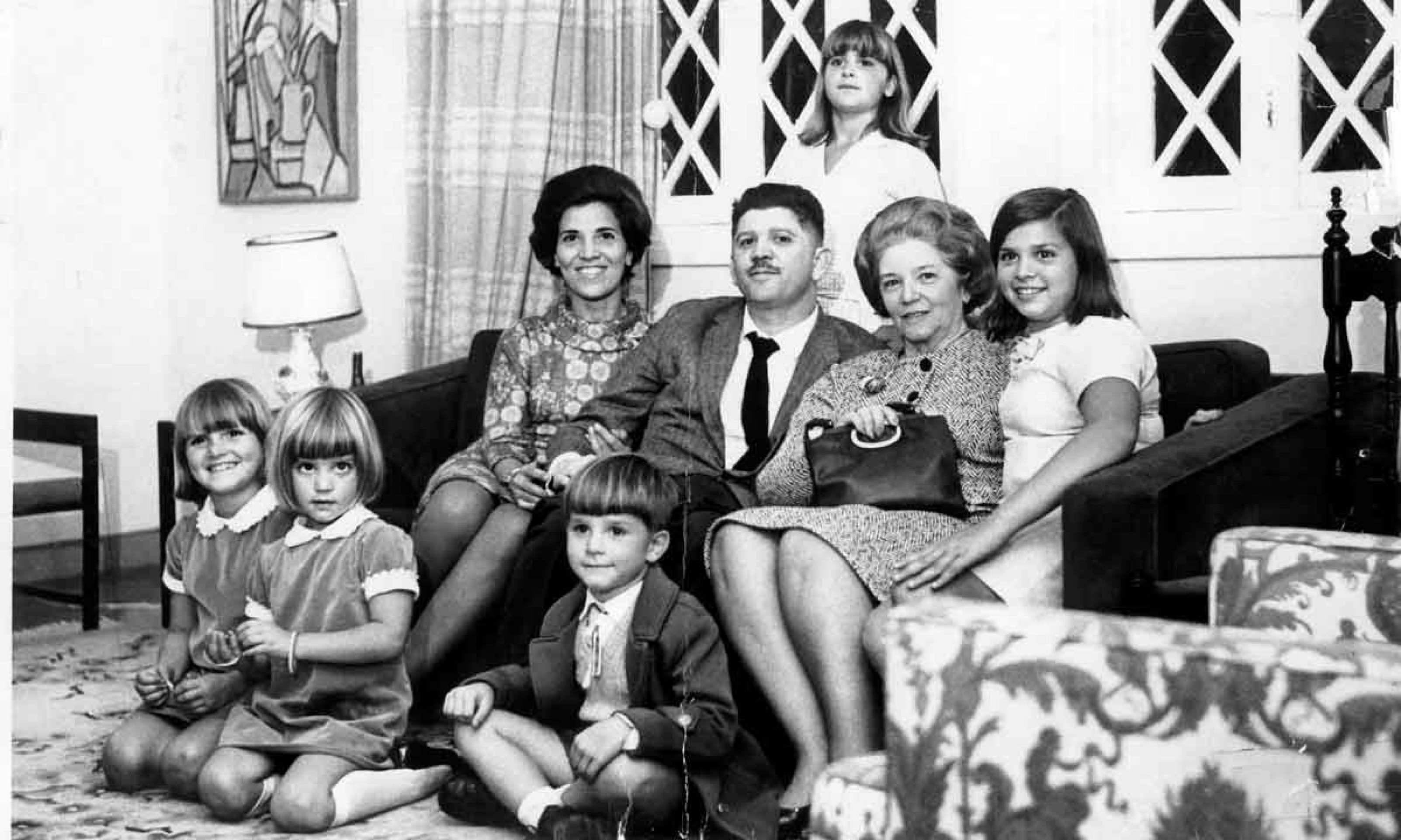 rubens paiva com a família em casa, de onde foi levado por agentes do regime. Sua morte e seu desaparecimento só foram reconhecidos oficialmente em 1996