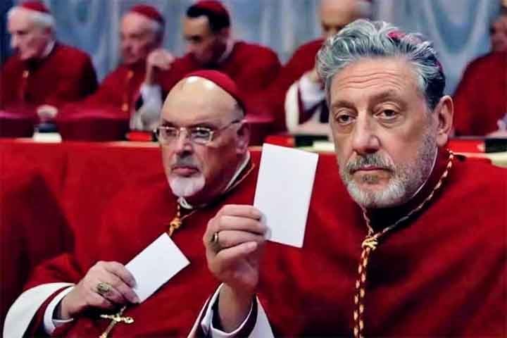 Os bastidores da disputa, com conversas nos corredores do Vaticano e as articulações políticas na disputa de poder, são o cerne do filme, aliando mistério e tradição, em uma espécie de thriller eclesiástico.

