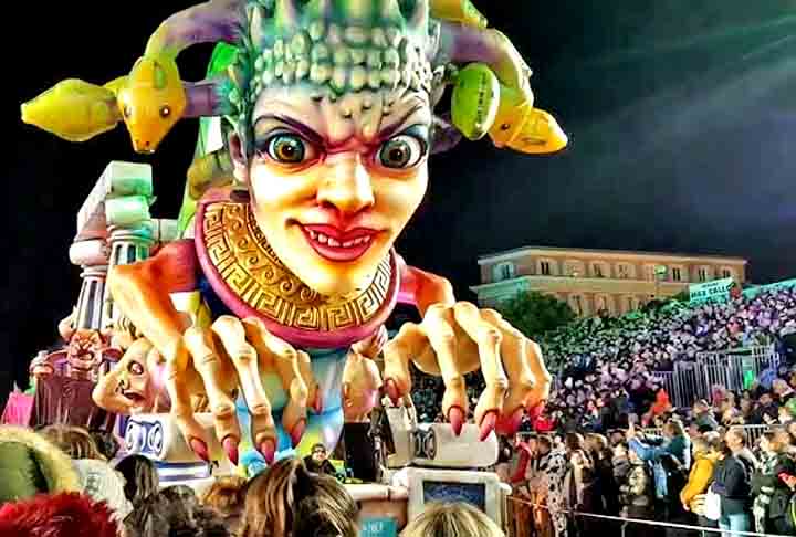 Com desfiles, blocos enormes e uma corte carnavalesca, a folia em Nice ocorre desde 1873 e tem uma tema especÃ­fico para cada ano. 