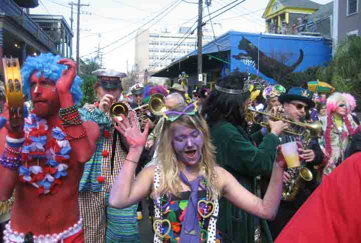 O Carnaval chegou a Nova Orleans com a casa real francesa dos Bourbons e Ã© conhecido como Mardi Gras (TerÃ§a-Feira Gorda, em francÃªs). Desfiles em que a diversidade Ã© o lema tomam conta das ruas, bares e restaurantes. 