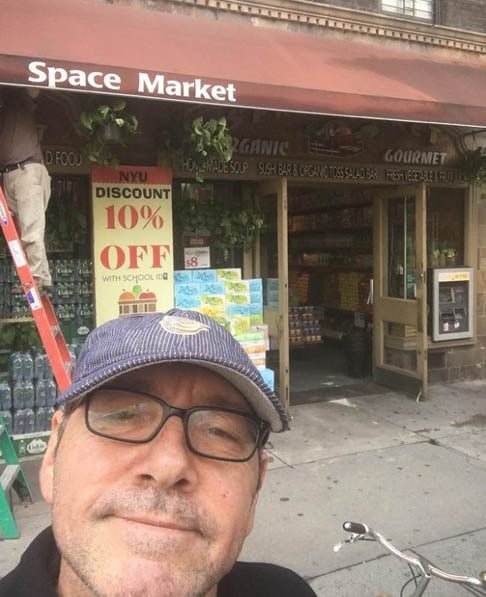 Spacey já havia sido absolvido de outra acusação de assédio. Em 2022, um júri de Nova York o considerou inocente das acusações de crime desse tipo vindas de Anthony Rapp, que teriam ocorrido em 1986.