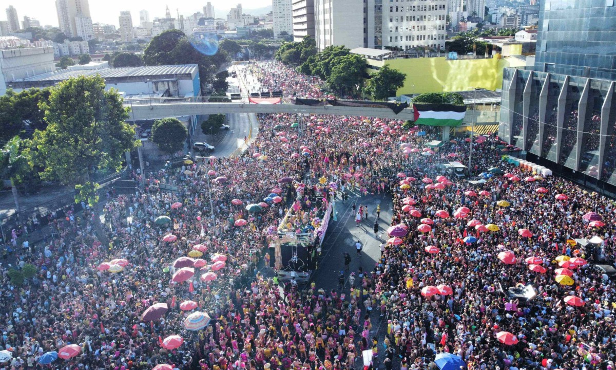 Uma multidão acompanhou o bloco 'Então, Brilha', dando início a folia belo-horizontina -  (crédito: Leandro Couri / E.M /D.A Press)