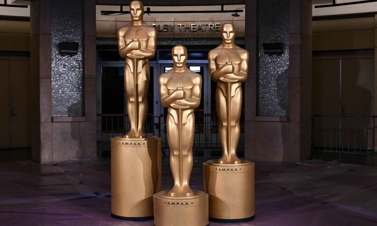 Três réplicas da cobiçada estatueta dourada em frente ao Dolby Theatre, em Los Angeles, onde será realizada a cerimônia do Oscar neste domingo (2/3) 
