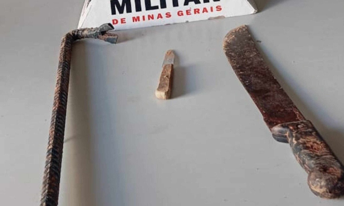 Armas apreendidas com o suspeito 
 -  (crédito: PMMG/Divulgação )