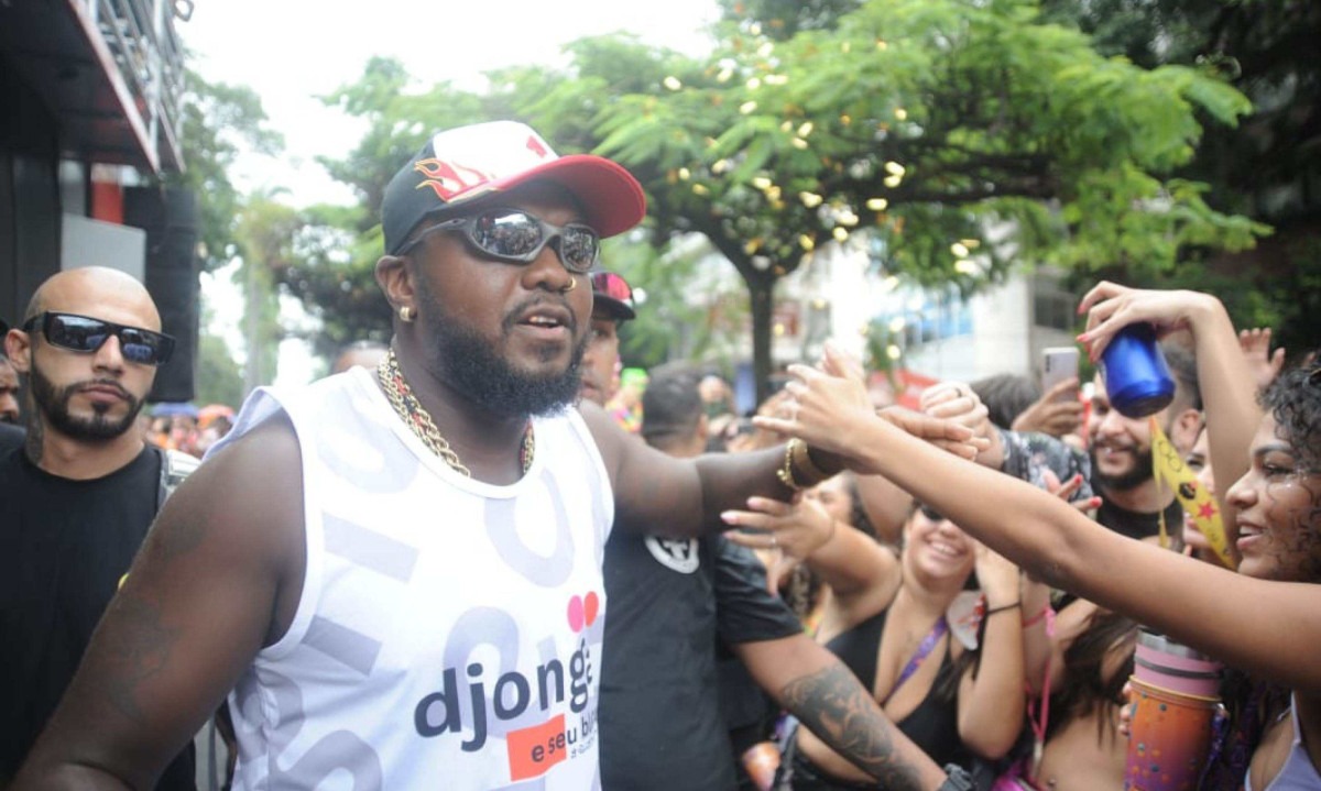 Rapper Djonga chegou ao bloco cumprimentando os foliões -  (crédito: Alexandre Guzanshe/EM/D.A Press)