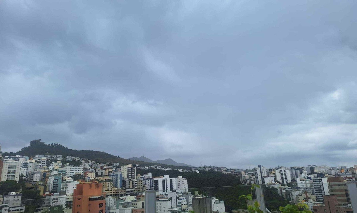 Nuvens carregadas no bairro Buritis, Região Oeste de BH -  (crédito: Vera Schmitz/EM/D.A Press)