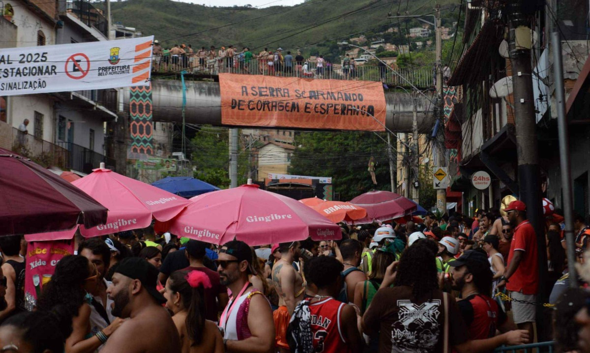  Durante o cortejo houve a apresentação de músicas autorais, construídas coletivamente ao longo dos dez anos do Seu Vizinho -  (crédito: Túlio Santos/EM/D.A Press)