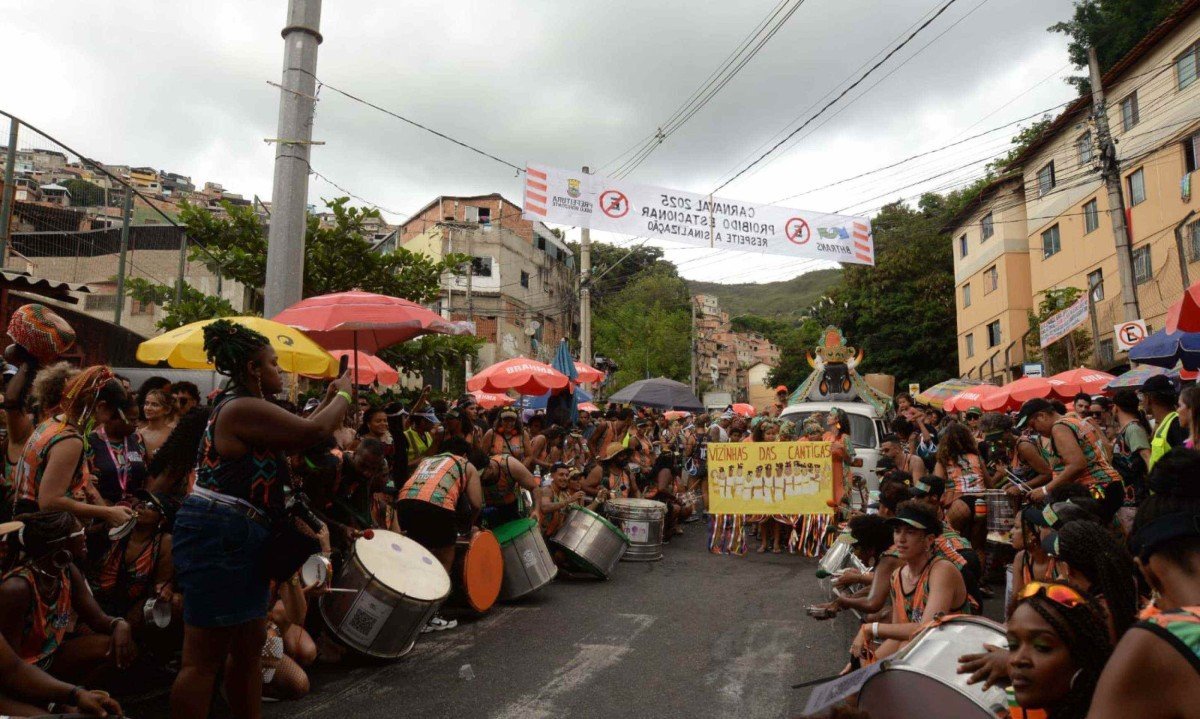 Foliões acompanharam o desfile pelas ruas íngremes -  (crédito: Túlio Santos/EM/D.A Press)
