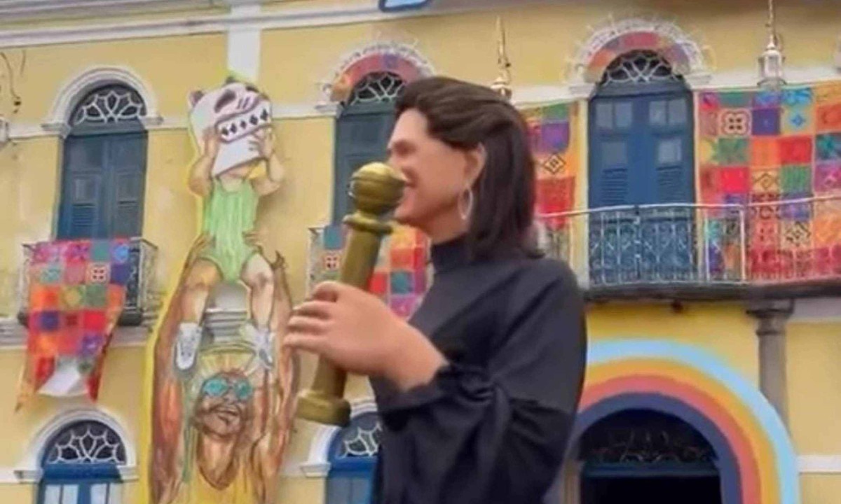 Fernanda Torres ganha boneca no carnaval de Olinda -  (crédito: Reprodução/Redes Sociais)