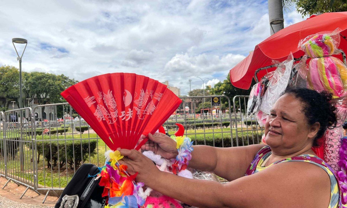 Sucesso na folia, os leques esgotam rápido e ambulantes correm para repor estoque -  (crédito: Sílvia Pires/EM/D.A Press)